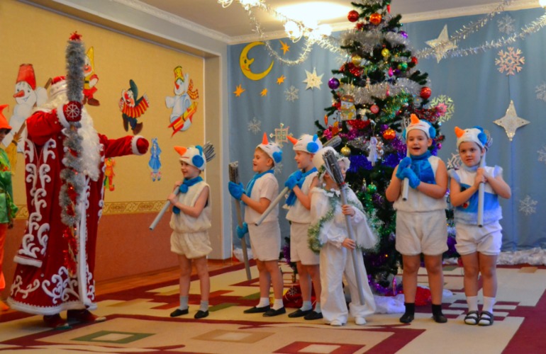 Последний новогодний утренник в саду((