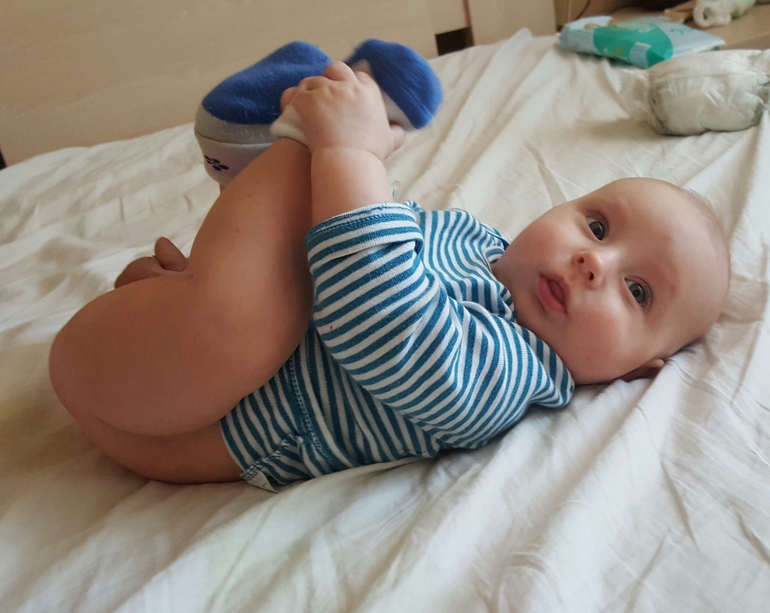 Голопопая. Голопопим. Ребенок голопопит. Дочь голопопит. Голопопим девочка малыши