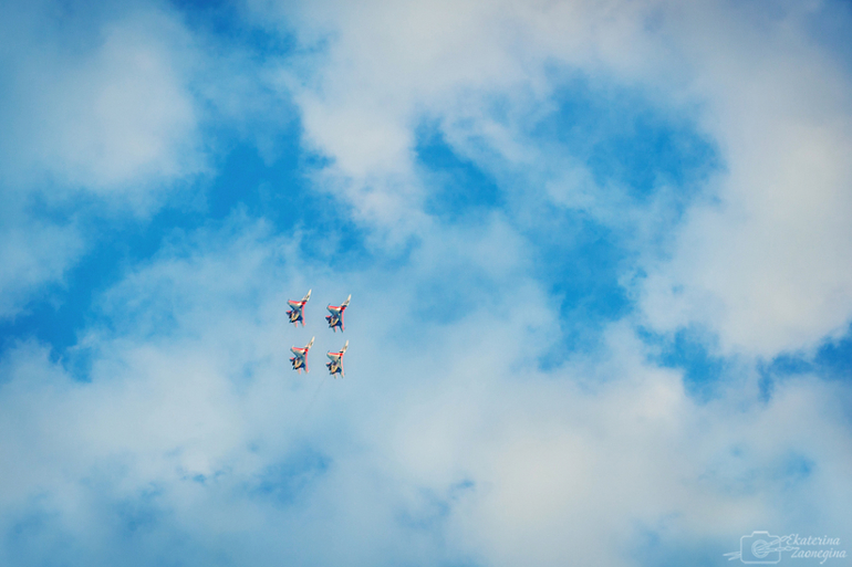 Русские Витязи в небе над Симферополем (День России 12.06.2014 г.)