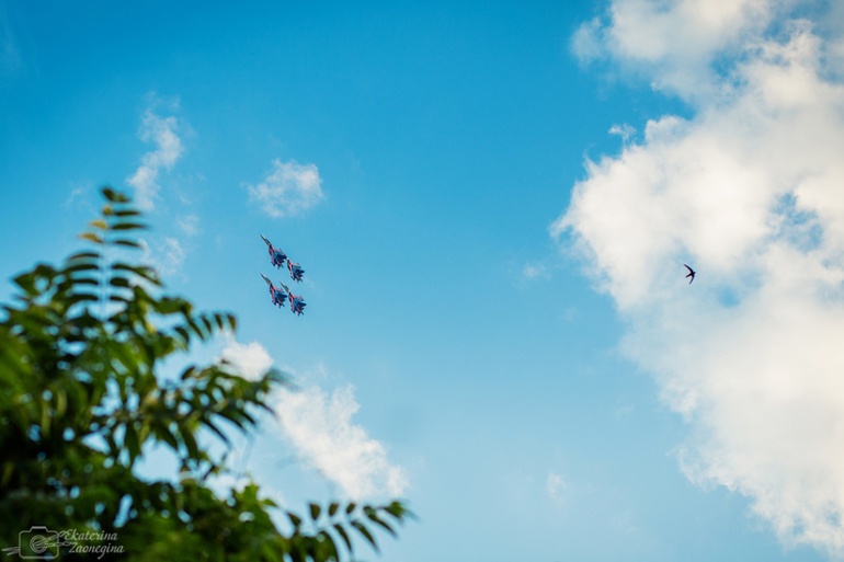 Русские Витязи в небе над Симферополем (День России 12.06.2014 г.)