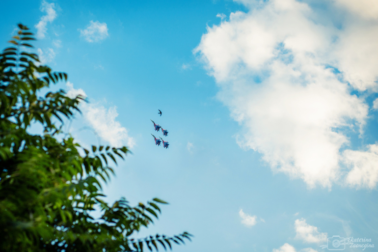 Русские Витязи в небе над Симферополем (День России 12.06.2014 г.)