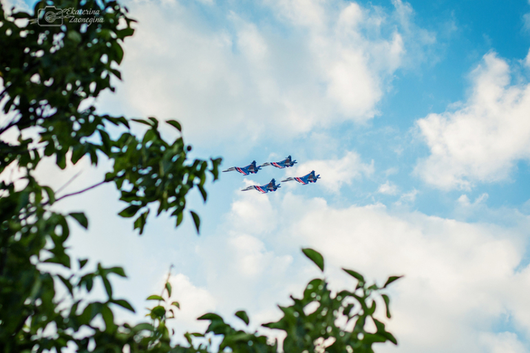 Русские Витязи в небе над Симферополем (День России 12.06.2014 г.)