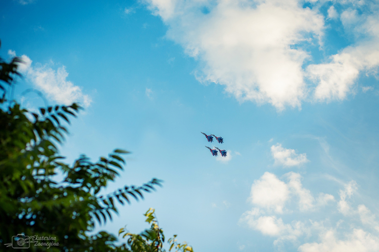 Русские Витязи в небе над Симферополем (День России 12.06.2014 г.)
