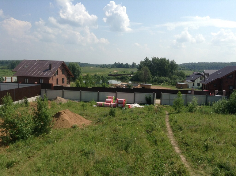 Рогачевское ш. (между Дмитровским ш. и Ленинградским ш.) 54 км от МКАД, в Дмитровском районе. Дом из оцилиндрованного шлифованного бревна 140 кв.м. на земельном участке 15 сот., в р-не дер. Телешово