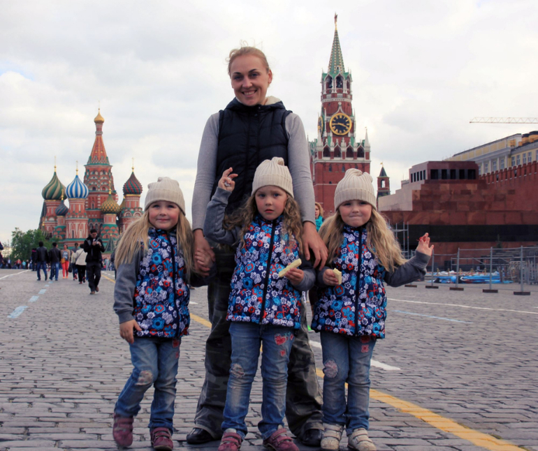 одняшка+ тройняшки - прогулочка по Красной площади