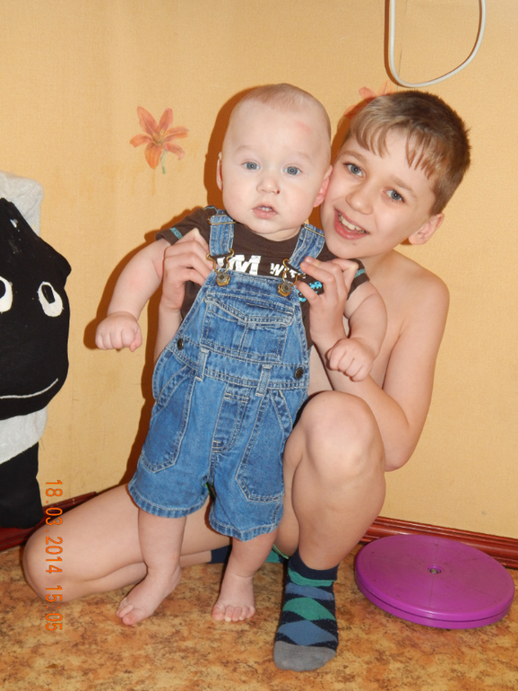 Костику 8 месяцев)