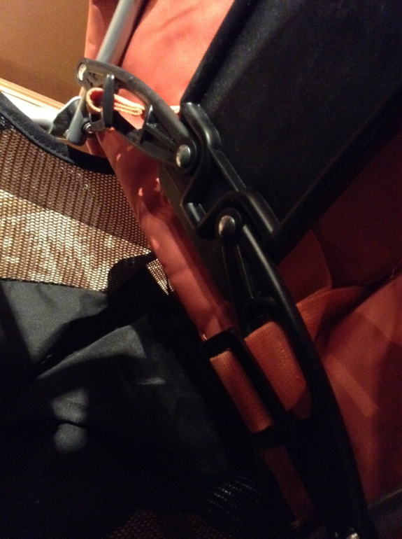 Правильно закрепить матрасик Макларен на коляске.