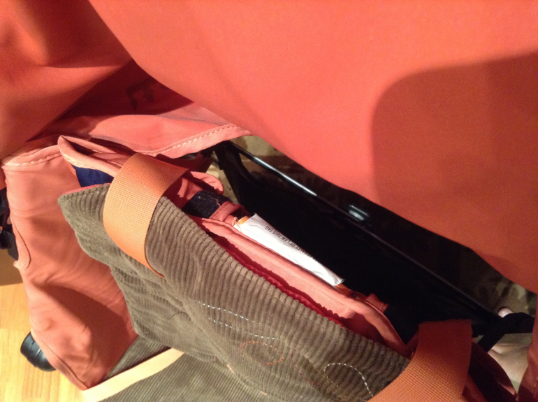 Правильно закрепить матрасик Макларен на коляске.