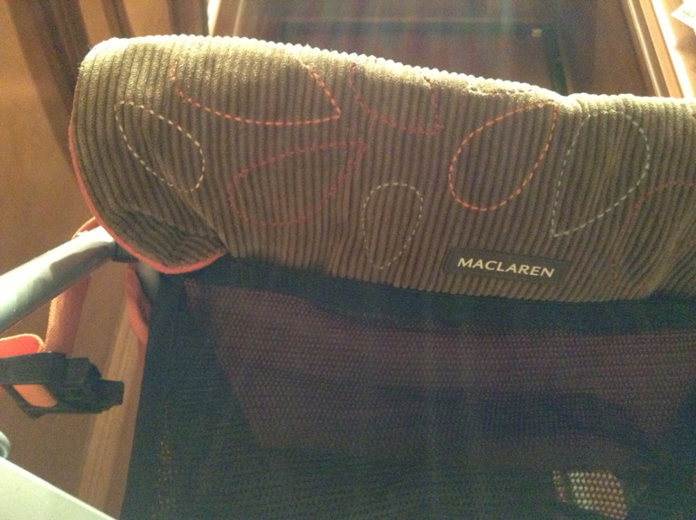 Правильно закрепить матрасик Макларен на коляске.