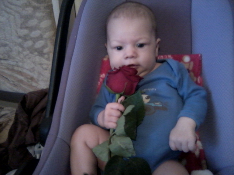 сыночек с помощью мужа поздравил с 8 марта))