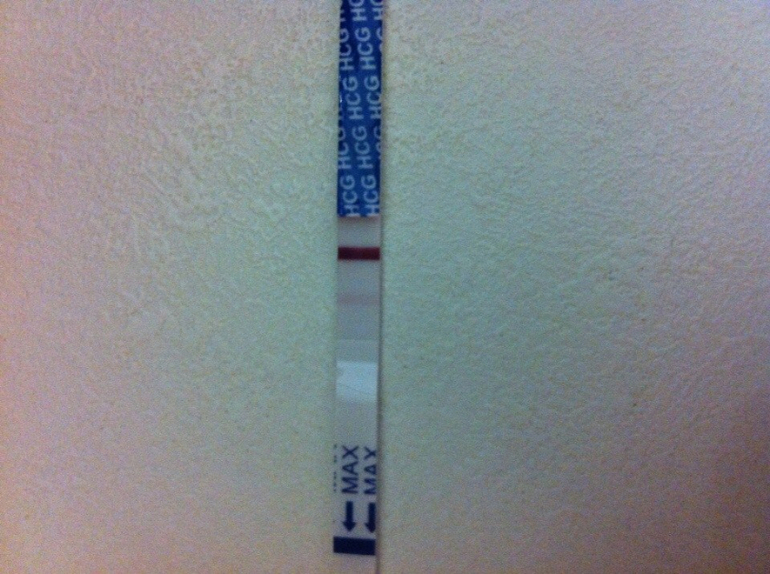 Посмотри пожалуйста, у меня в глазах что то или это 2 полосочка?