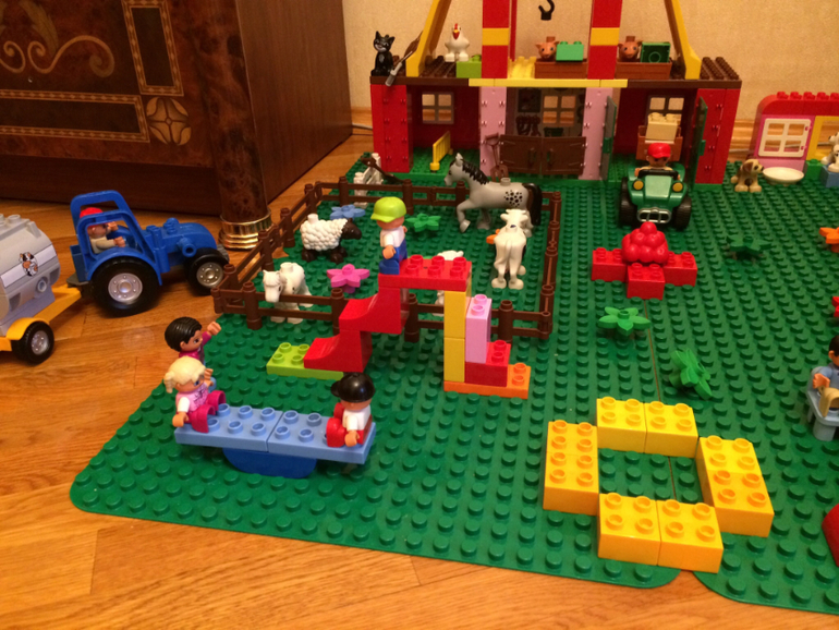 LEGO Duplo - одно их любимых развлечений доченьки!!!