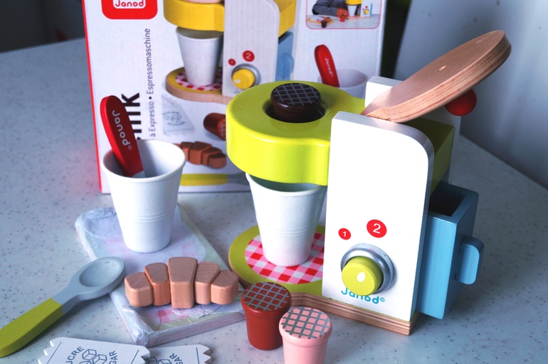 Деревянные игрушки HAPE и JANOD-тостер,кофемашина,набор продуктов.