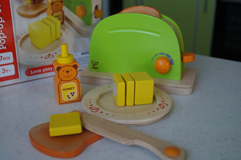 Деревянные игрушки HAPE и JANOD-тостер,кофемашина,набор продуктов.