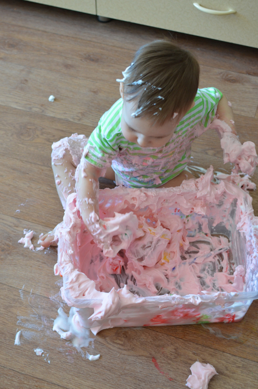 играли с пеной для бритья)