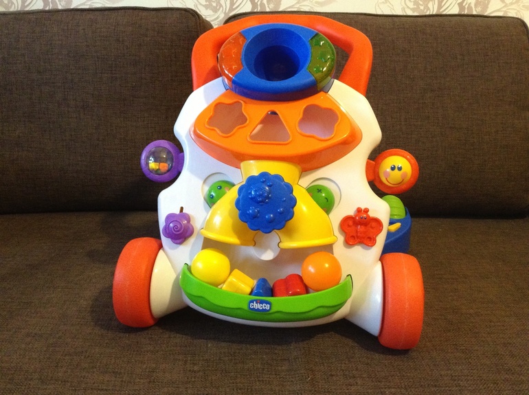 Игровой центр-ходунки 2 в 1 Chicco. 1000р.