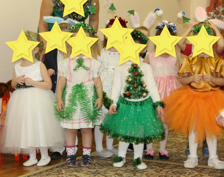 костюм елочки в детский сад. как сделать платье из мишуры. мишура на платье на новый год. как сделать платье из мишуры. платье елочка для девочки на новый из мишуры.