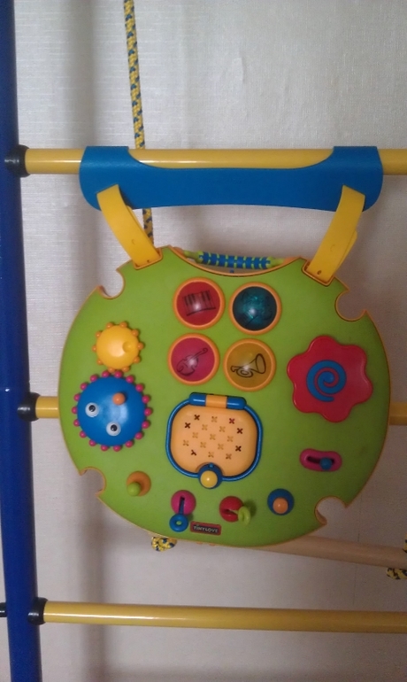 Много игрушек для малышей