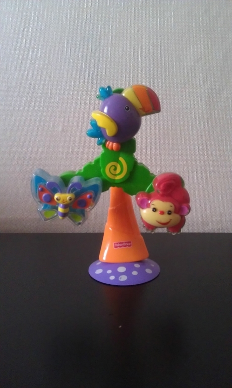Много игрушек для малышей