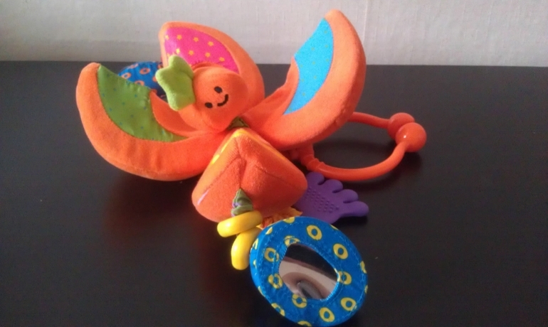 Много игрушек для малышей