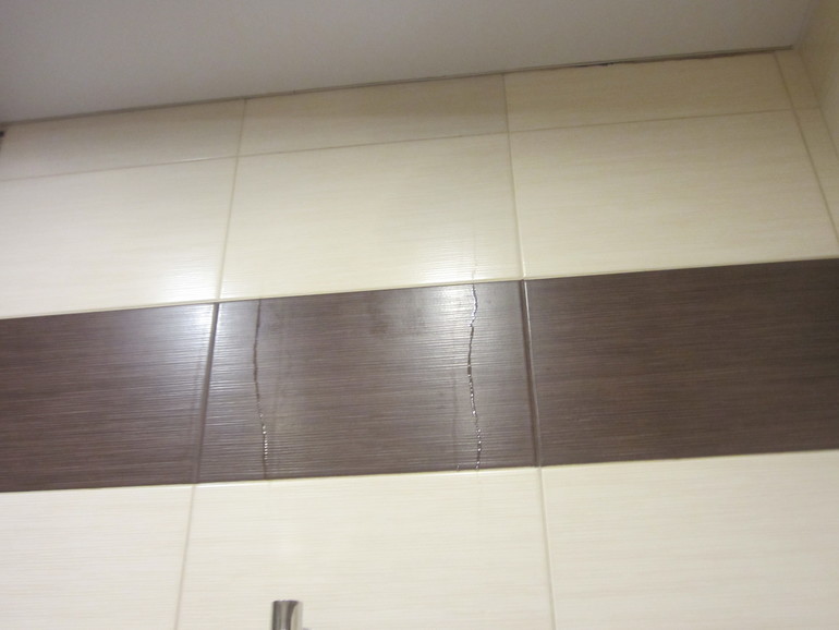 У кого натяжные потолки в с/у подскажите...может ли быть такое???