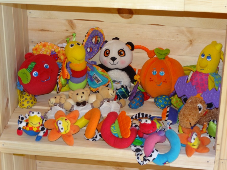 Много б/у игрушек