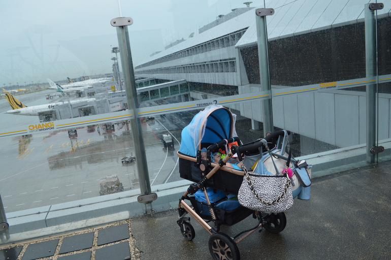 Люлька перевозка. Коляска в аэропорту для ребенка. Детские коляски для аэропорта. Коляска люлька в самолет. Коляска для аэропорта детская.