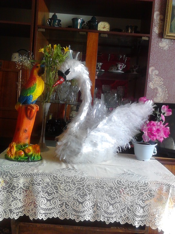 лебедь из пленки