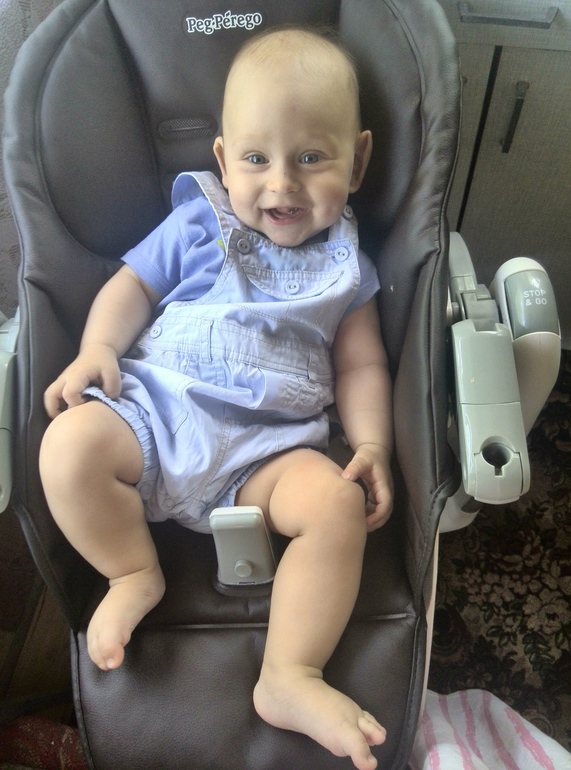 5 месяцев исполнилось вчера, а сегодня прорезался первый зубик