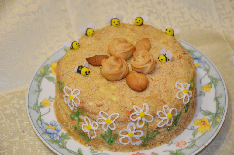 Училась лепить пчелок :)