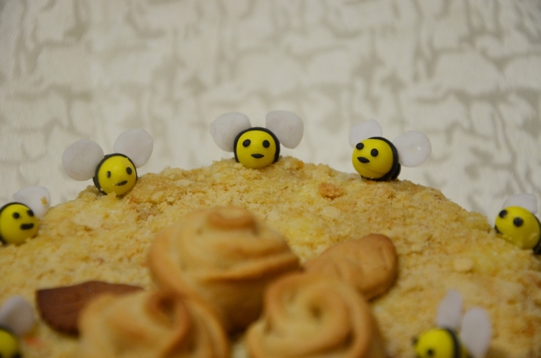 Училась лепить пчелок :)