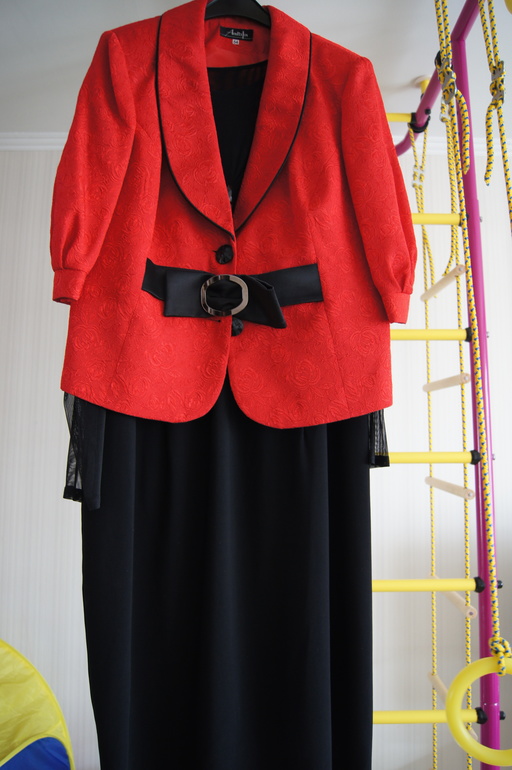 МНОГО красивой одежды на размер 50-52, есть новое и б/у в основном 1 раз, офисные костюмы и нарядные платья.