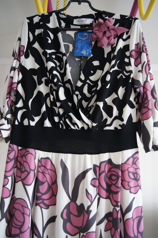 МНОГО красивой одежды на размер 50-52, есть новое и б/у в основном 1 раз, офисные костюмы и нарядные платья.