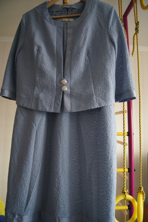 МНОГО красивой одежды на размер 50-52, есть новое и б/у в основном 1 раз, офисные костюмы и нарядные платья.