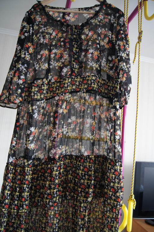 МНОГО красивой одежды на размер 50-52, есть новое и б/у в основном 1 раз, офисные костюмы и нарядные платья.