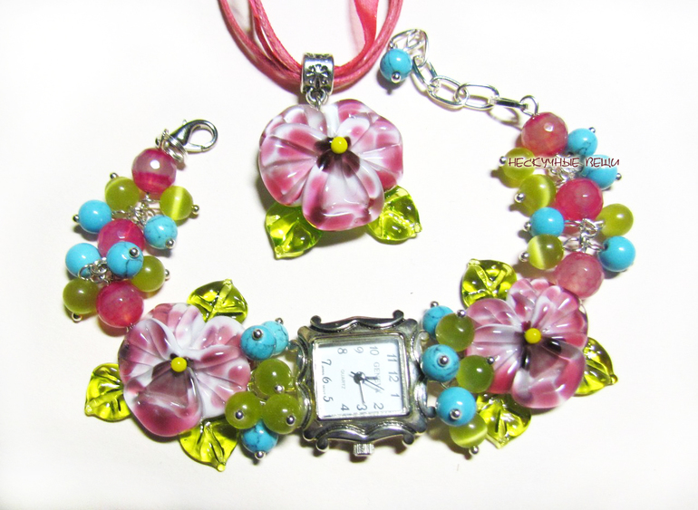 Комплект (часы и кулон) со стеклянными анютиными глазками