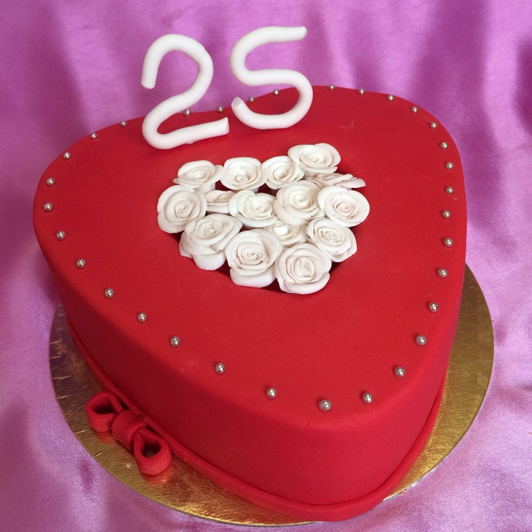 Торт сердце с розами