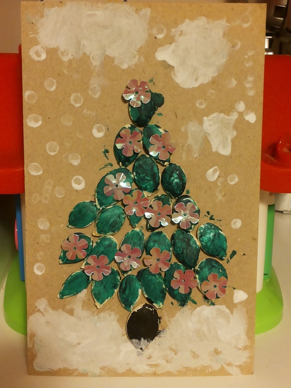 Елочка из тыквенных семечек