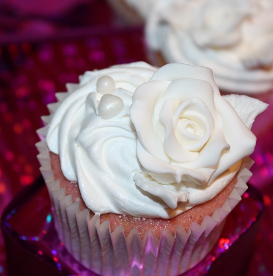 Торт свадебный с цветами