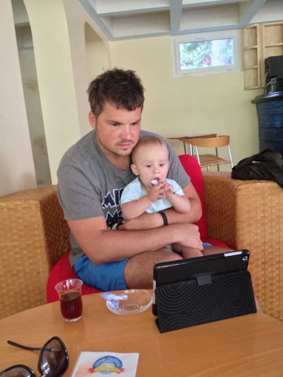 Андрюша, его родители и бабушка ездили на мооооре)