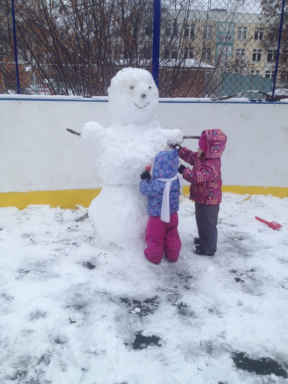 наш первый снеговик!