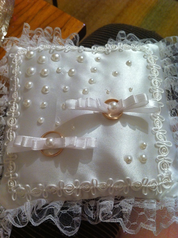 Свадебное шампанское, бокалы и подушечка для колец