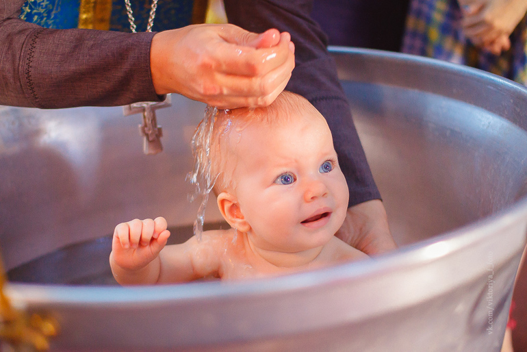 Таинство крещения виктории. Крестить викторию каким. Как крестят викторию. Таинство крещения виктории. Крещение виктории.
