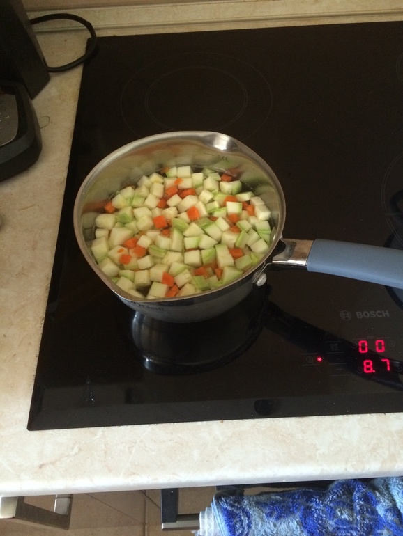 Обед 1 неделя 7 день суп пюре из кабачков и моркови с куриными фрикадельками