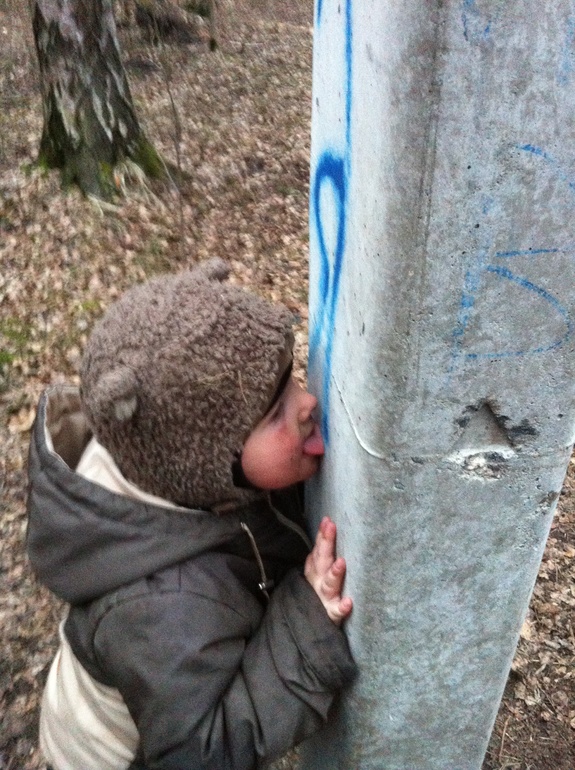 ЧЕМ мажут столбы в парке?