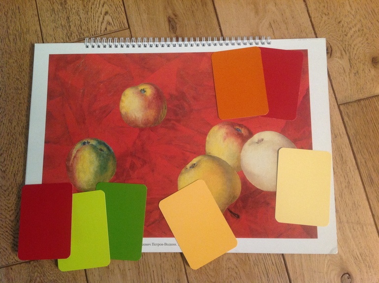 Яблоки на красном фоне