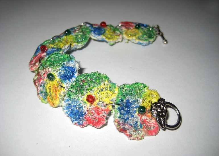 Яркий браслет из кружева. Мастер класс