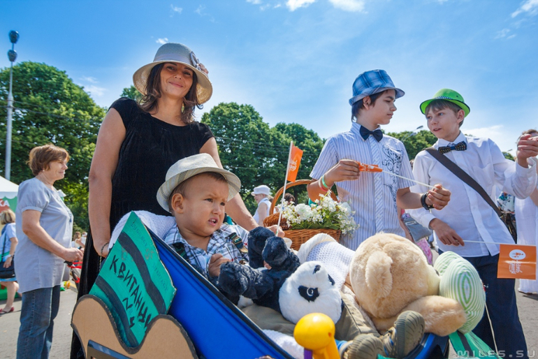 Парад колясок 2014. Парк Горького. Мать и дитя.