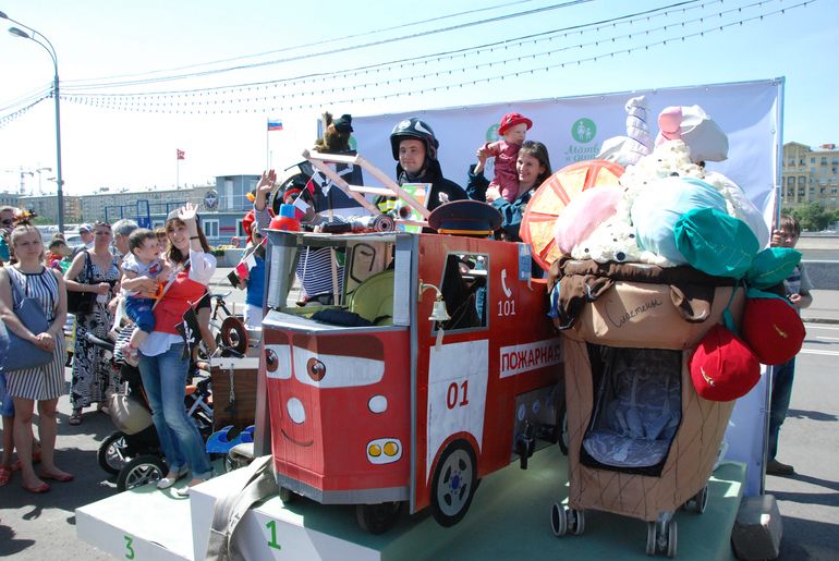 Парад колясок 2014. Парк Горького. Мать и дитя.