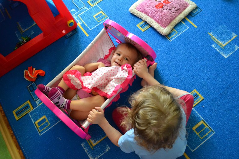 зашла в комнату и вижу...